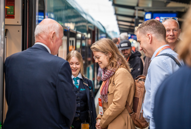 Reizigers stappen in de trein